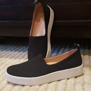 Like new.  taryn rose gwen sz 7